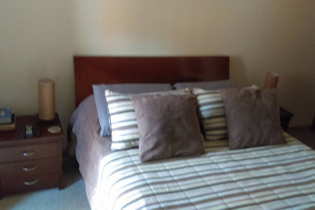 Habitación principal con cama doble colchón ortopédico, baño privado, dos closet, balcón acondicionado con bicicleta estática trotadora, para un merecido descanso