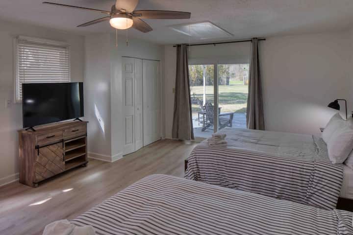 Toto je chalupa.  Je v štúdiovom štýle s 2 manželskými posteľami.  Má vlastnú kúpeľňu a vonkajšie posedenie.