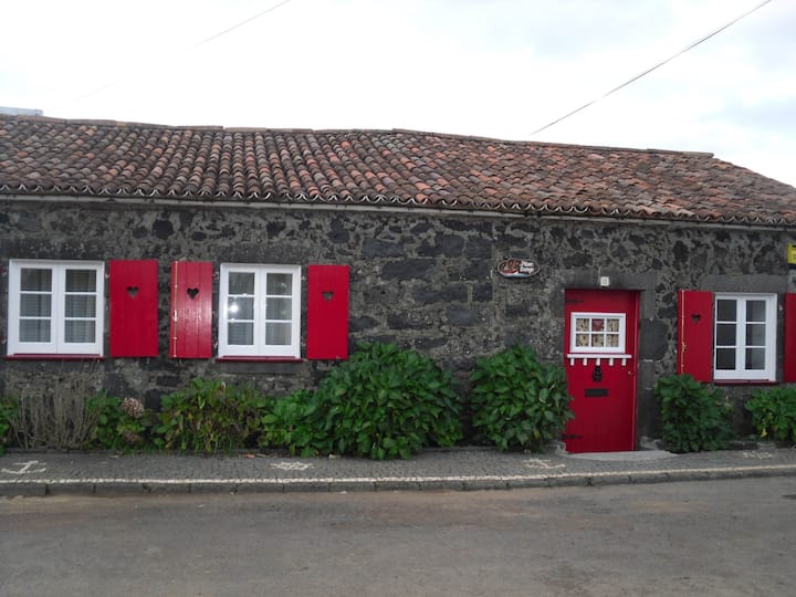 Coastal Trail Cottage, oceanfront, near coastline Houses for Rent in Sao Vincente Ferreira