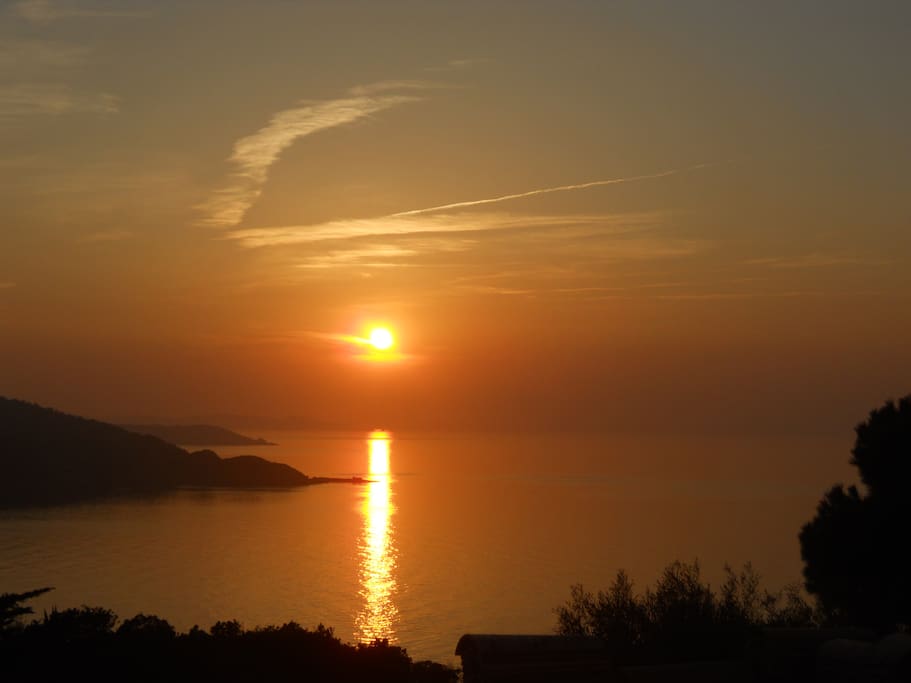 un petit coucher de soleil