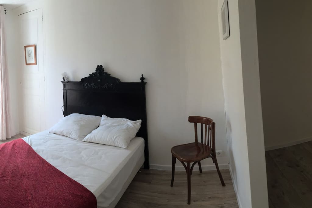 1st bedroom on the right//chbre de droite