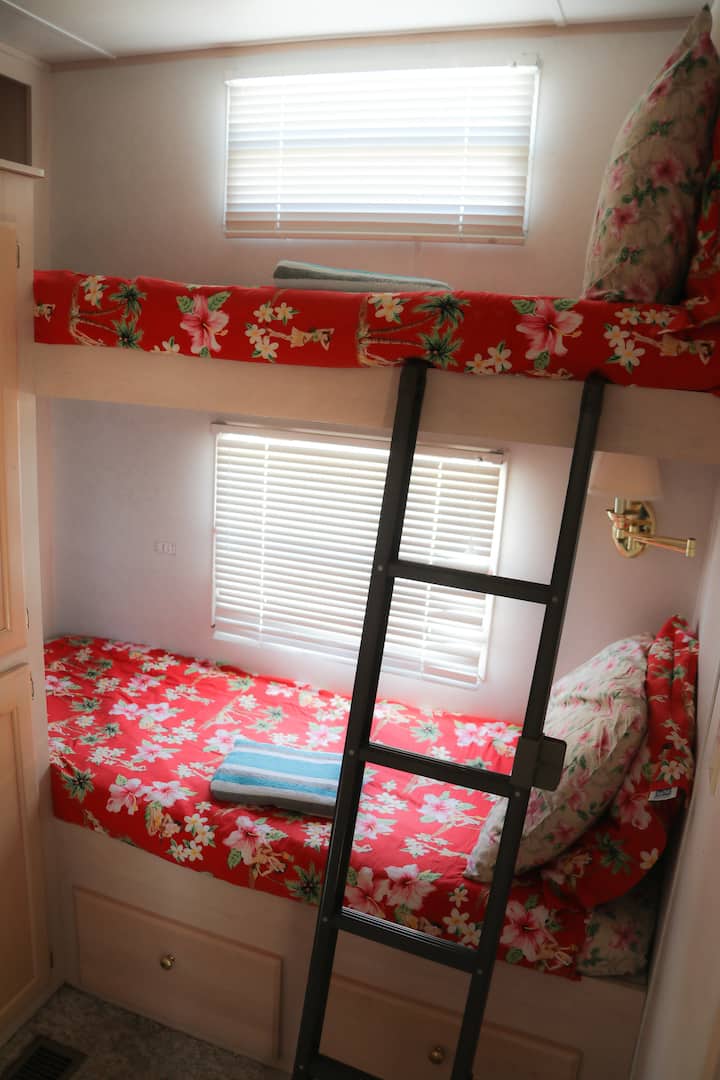 Vitanda viwili vya ghorofa