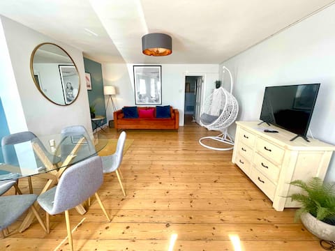 Stylish Retreat with Seaviews and Parking