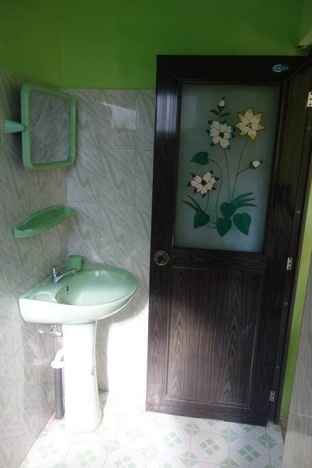 Entrance to the en-suite.