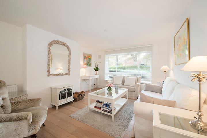 One minute walk to Holland Park tube Kensington