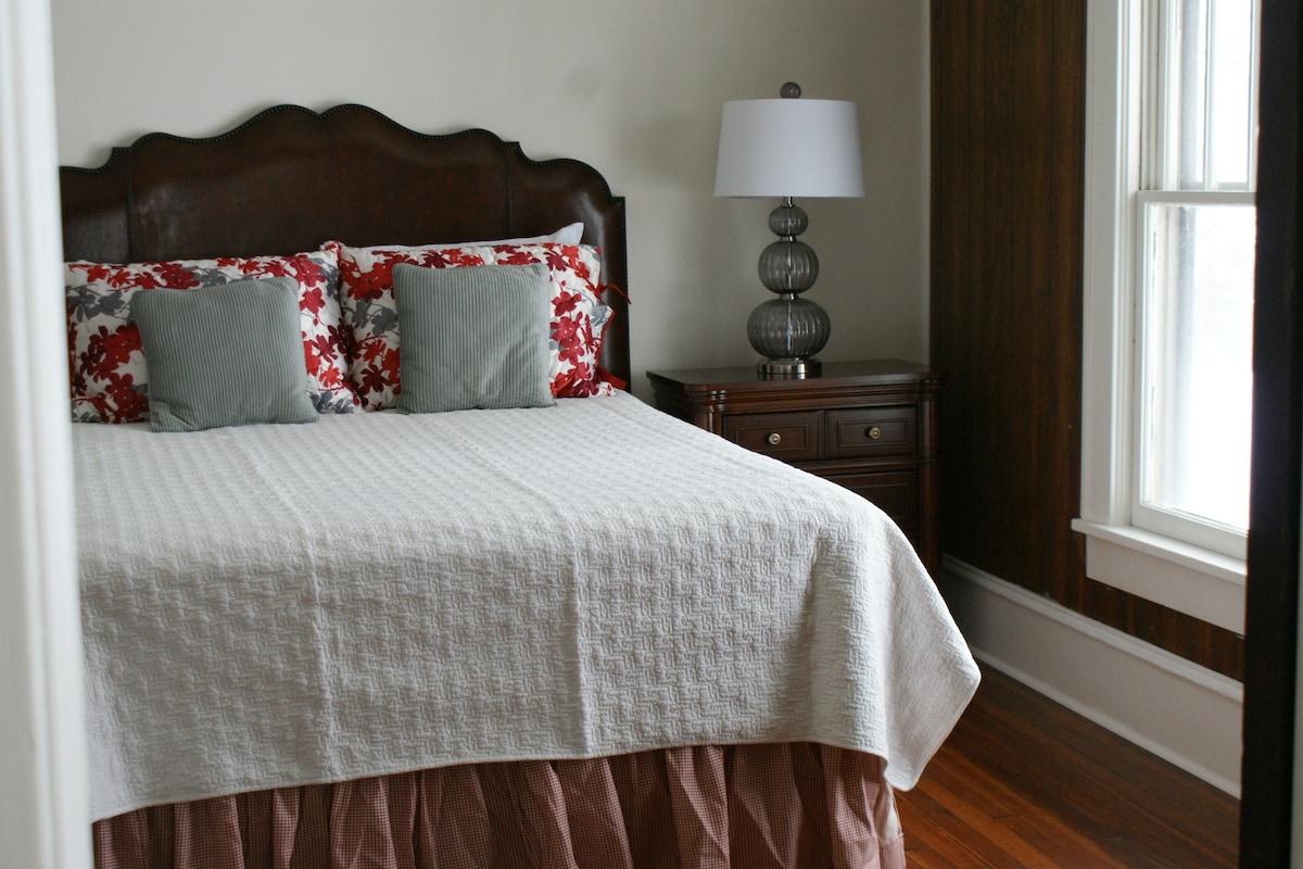 Spavaća soba Asbury s bračnim krevetom.