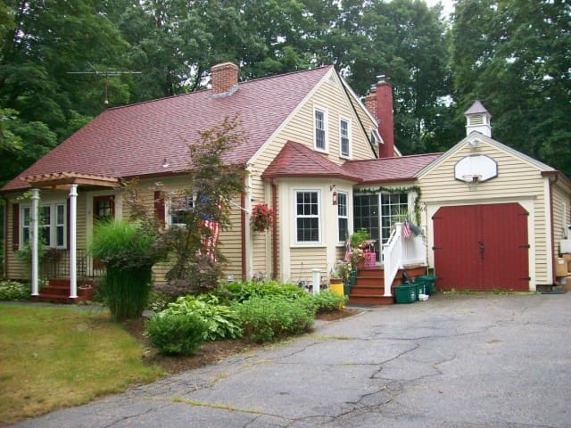 Cozy Room ** FOR ONE ** in Charming Home