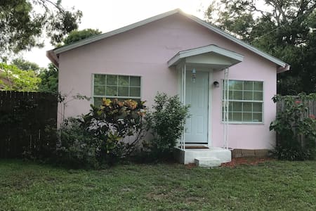 Cute, Cozy & Comfortable Guest Home - Sleeps 5