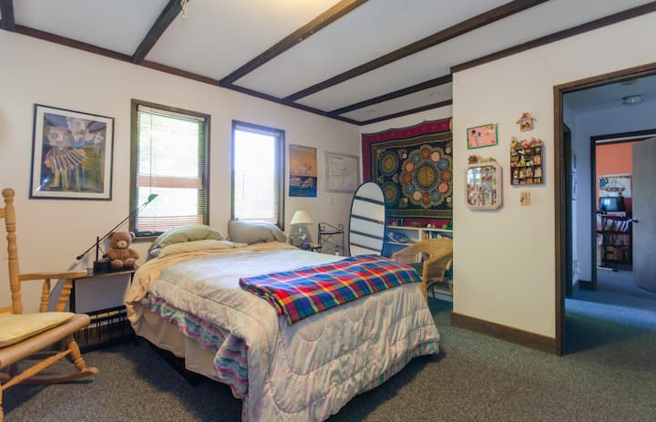 Chini- Chumba cha kulala #1 (Kitanda cha ukubwa wa malkia)