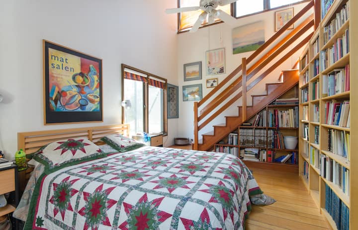 Ghorofa ya juu (ghorofa ya 2)- Master Bedroom (kitanda cha ukubwa wa Malkia) inayoangalia magharibi na ngazi zinazoelekea kwenye utafiti wa ghorofa ya juu