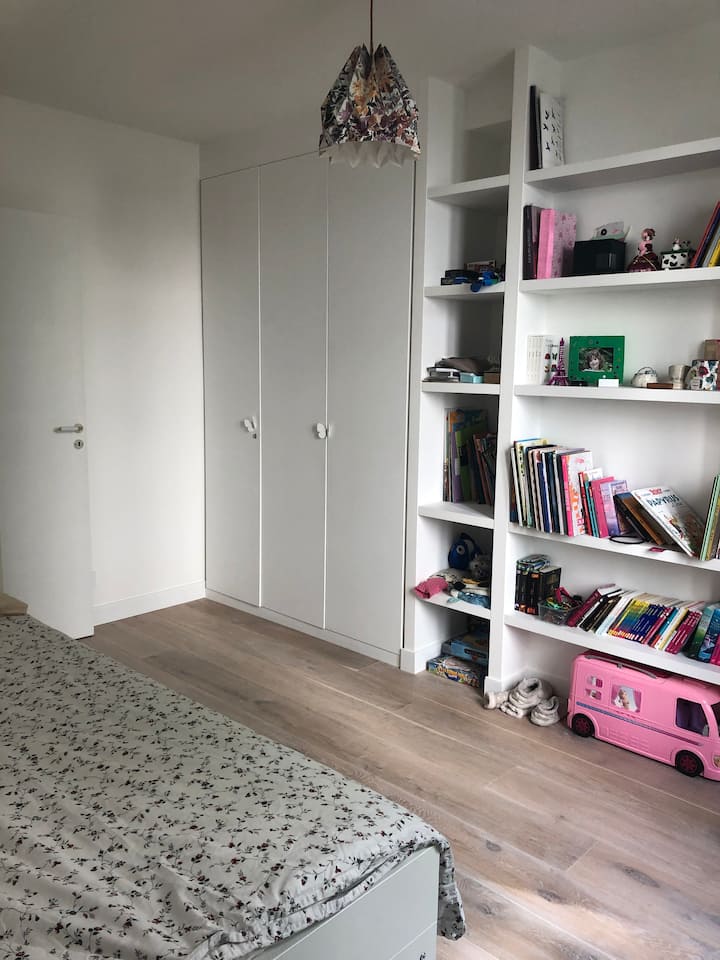 Une deuxième chambre, indépendante, avec un lit simple transformable en lit double. 