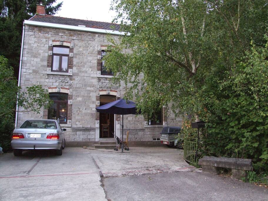 Après rénovation dont pose de châssis performants. La salle de bain est au premier étage à droite. très grand WC séparé dans le couloir. Deux chambres sont à l'arrière de la maison et une devant.