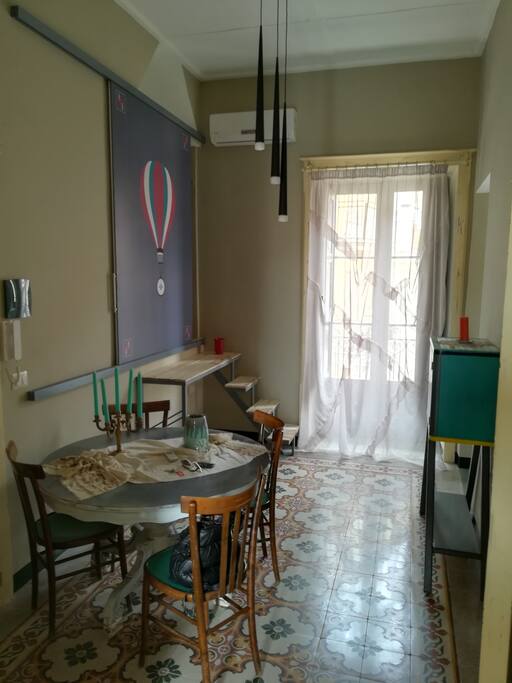 Zona living con pavimenti antichi