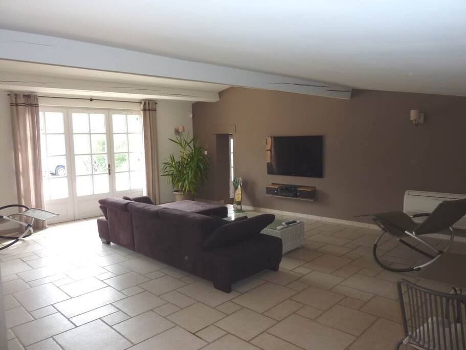 grand salon avec TV