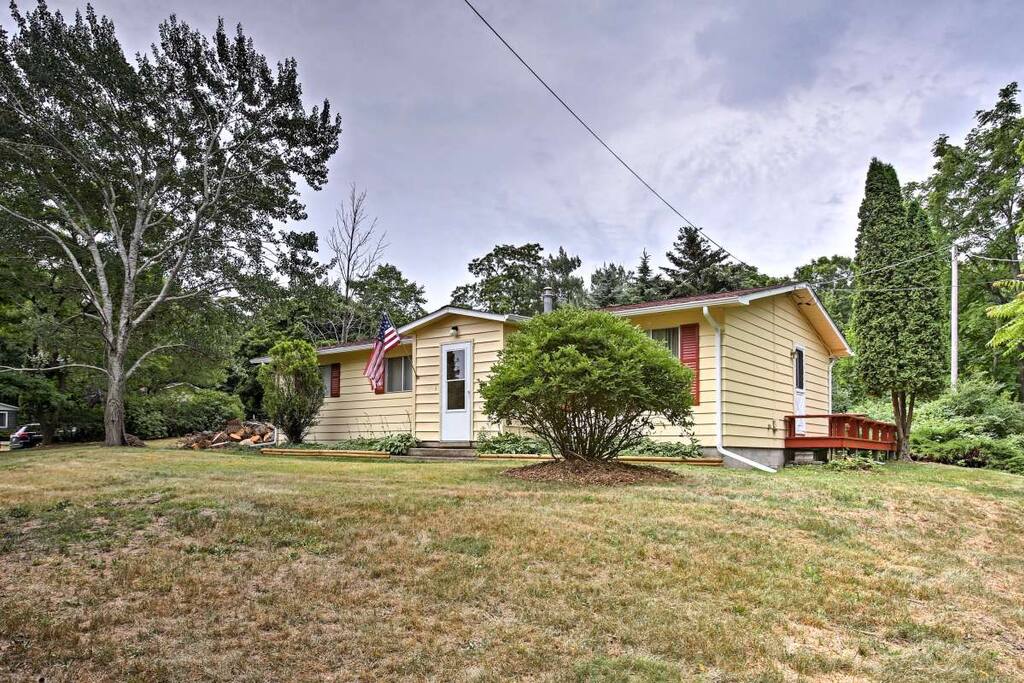 Spacious front yard!