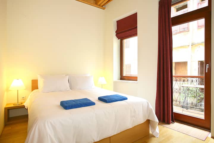 Chumba kikuu cha kulala kilicho na kitanda cha ukubwa wa kifalme na bafu la kujitegemea la chumba cha kulala.
Furahia ubora wa juu wa magodoro hayo ya kipekee.
Kuwa na usingizi mzuri!
Nyumba ya  Dorotheou huko Chania Old town!