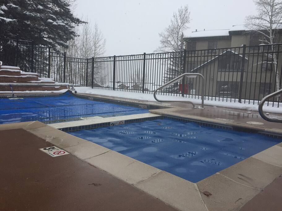 Year round heated hottub and pool