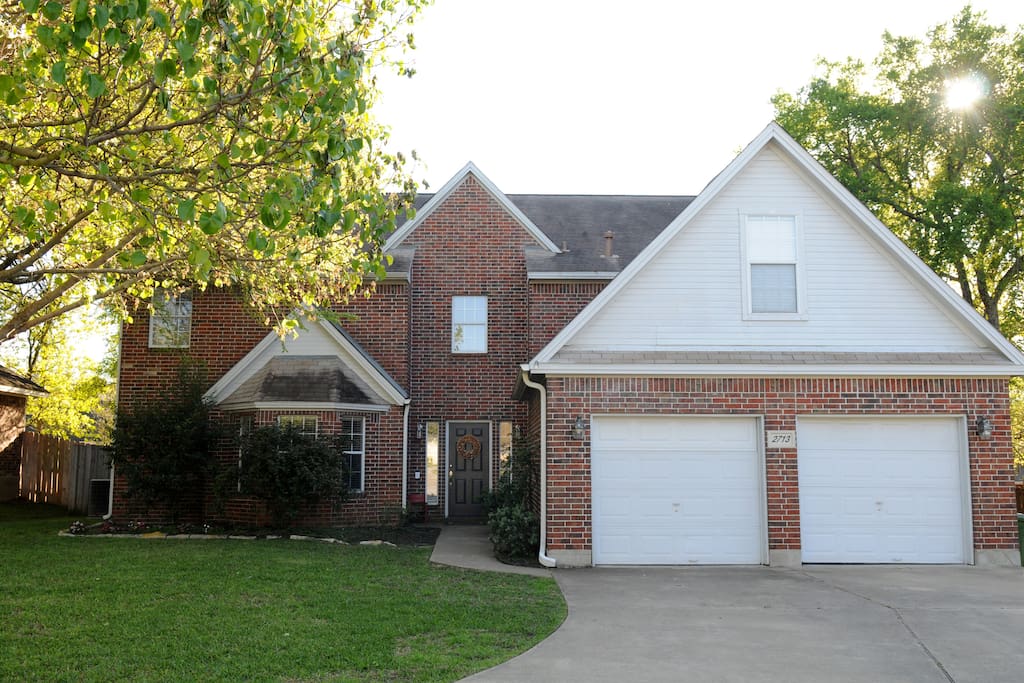 Large home in a quiet neighborhood near the campus of Texas A&M