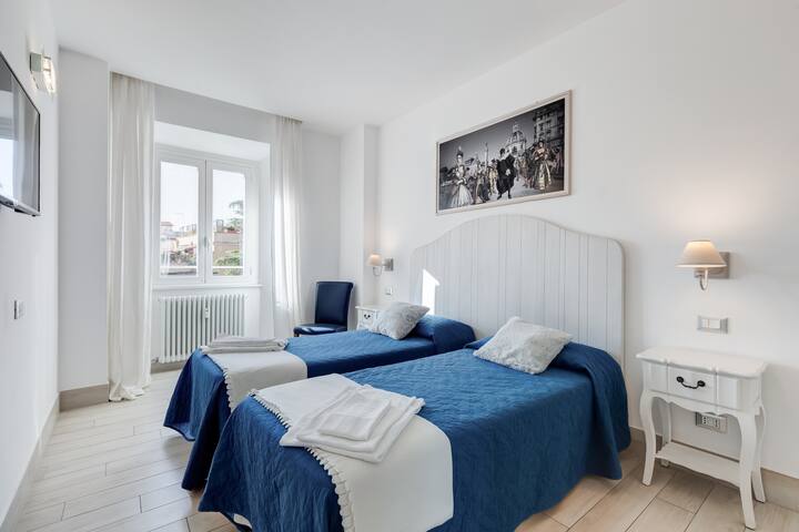 3 Bedrooms, 3 baths, close walk to the Vatican. gallery image 4