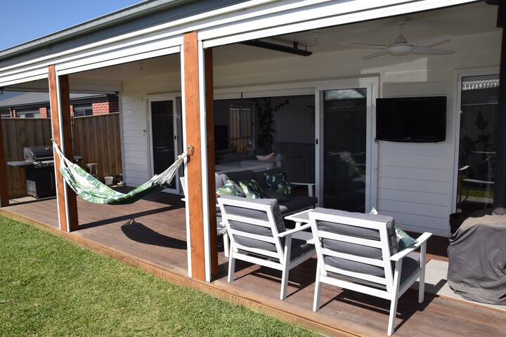 Modern Home 1km from Beach – Ideal for Families gallery image 2