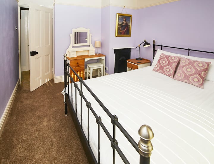 The Lilac Room (King) - The Castle House, Whitby