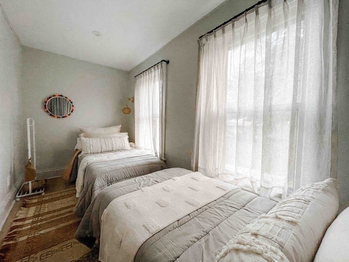 Dve oddelené postele ponúkajú viac priestoru pre ďalších hostí alebo deti na pohodlný spánok. 