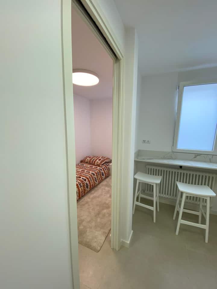 จากห้องครัวบนห้องนอนด้านซ้าย 3 หรือบริการและเข้าถึงห้องน้ำ 2