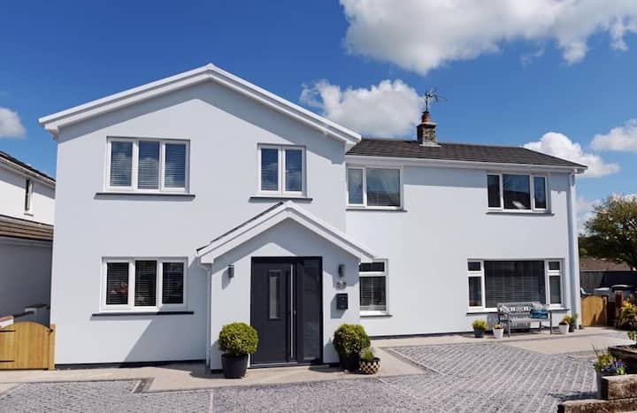 Kantara Family Home With A Hot Tub In Saundersfoot Houses For Rent In Pembrokeshire Wales United Kingdom