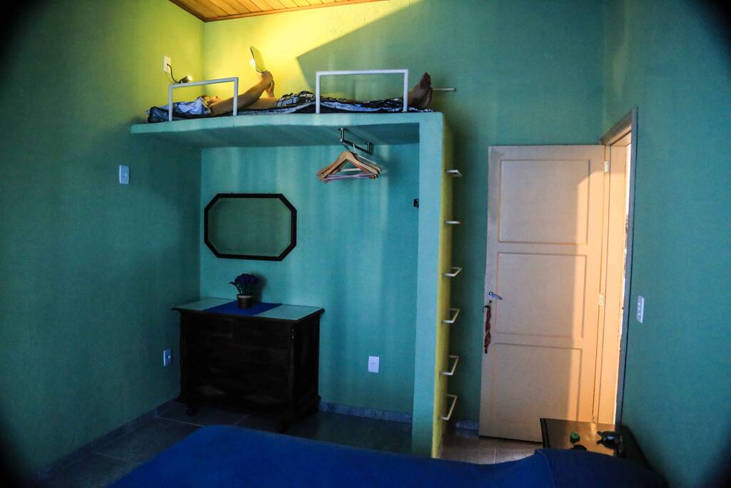 Apartamento II composto por dois quartos que compartilham um espaçoso banheiro