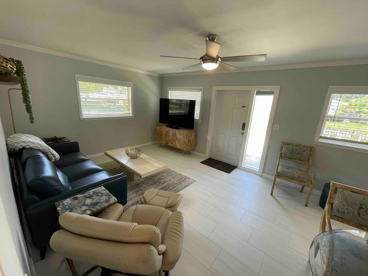 Successful Airbnb property: Tranquil Davis Islands duplex overlooking water in Davis Islands