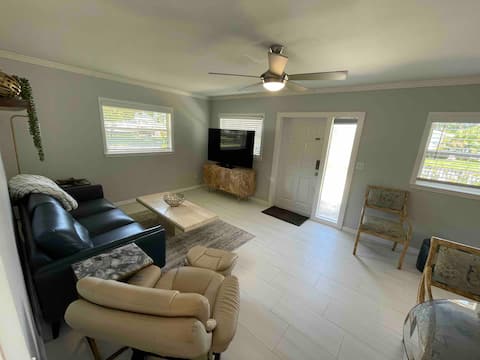 Successful Airbnb property: Tranquil Davis Islands duplex overlooking water in Davis Islands