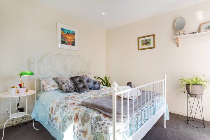 Stylish art-filled private room in St Kilda