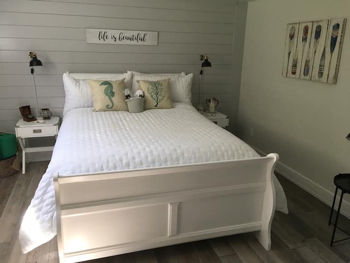 Single Bedroom, 1 Queen Bed
