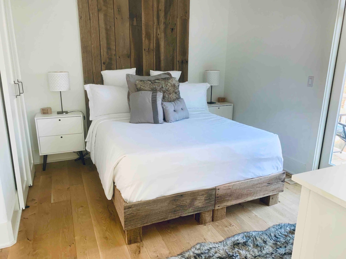 เตียงควีนไซส์และพัดลมเพดาน ห้องน้ำสามารถเข้าถึงได้โดยตรงจากห้องนอน (และห้องโถง) นอกจากนี้ยังมีระเบียงส่วนตัวที่มีโต๊ะร่มและเก้าอี้เพื่อให้คุณได้ผ่อนคลายและ/หรือความบันเทิงในขณะที่ชมวิวที่สวยงาม