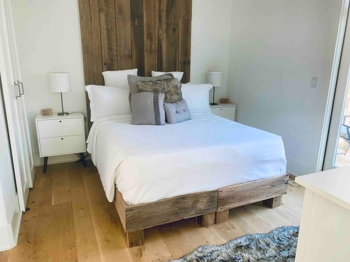 Lit queen size et ventilateur de plafond. La salle de bain est directement accessible depuis la chambre (et le hall). De plus, il y a un balcon privé avec une table, un parasol et des chaises afin que vous puissiez vous détendre et/ou vous divertir tout en admirant la vue panoramique.