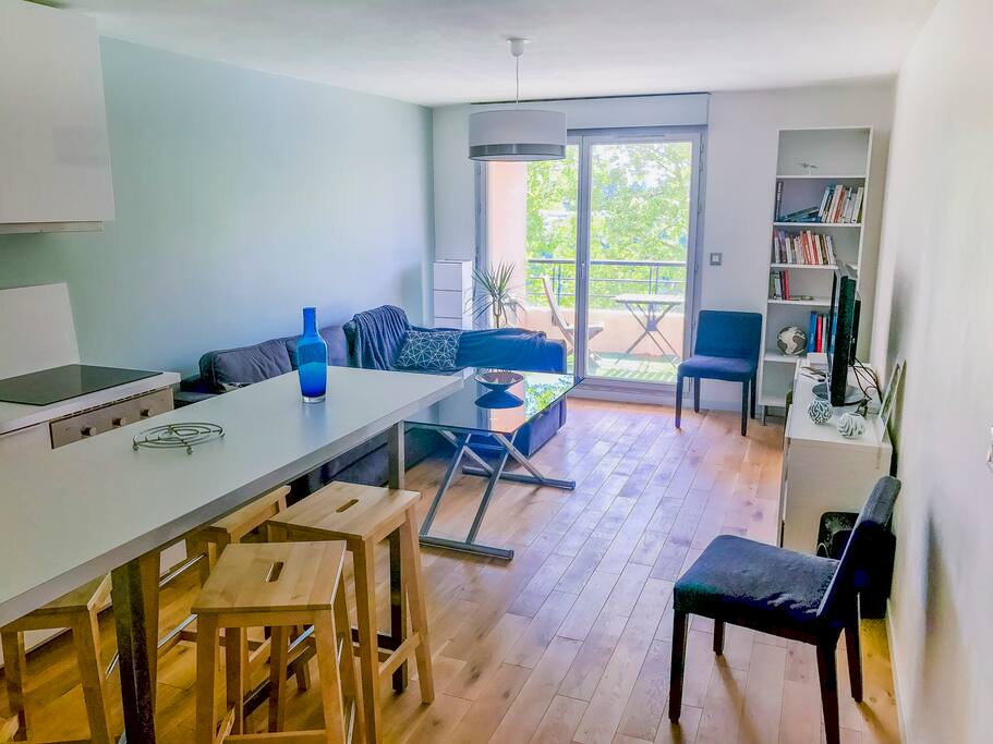 Le salon est agréable, en bord de Garonne