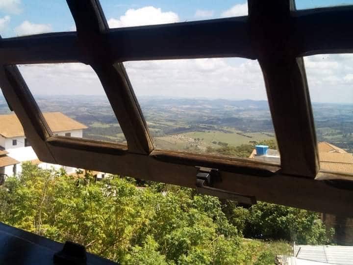 Výhľad na okná Mezzanine