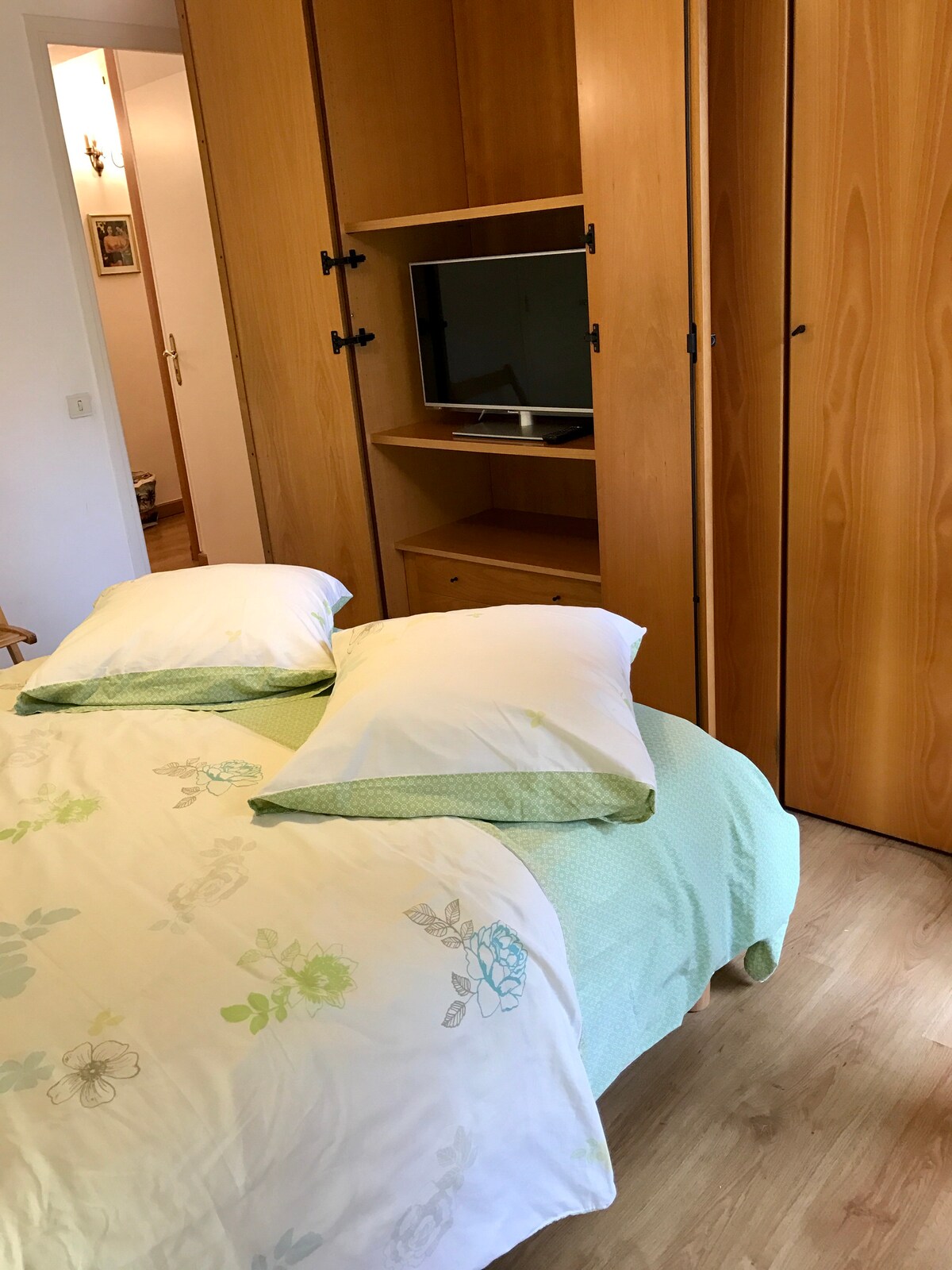 ที่เก็บของในห้องนอนและทีวี