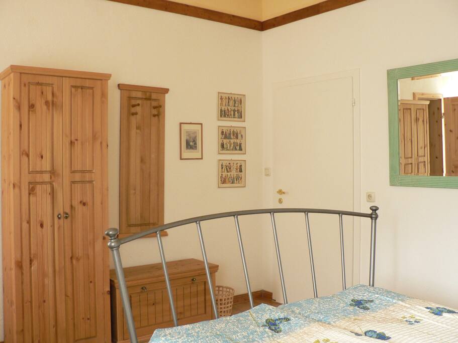Schrank mit Garderobe