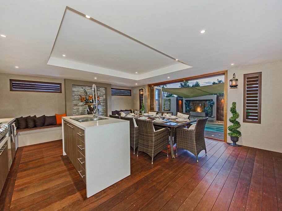 Outdoor Dining 1