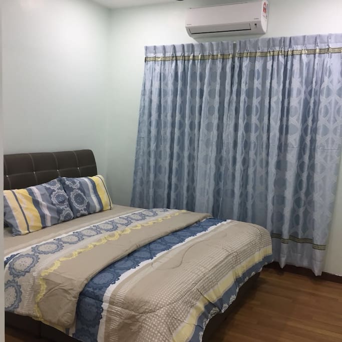 每间房间都会有一张King size 床和单人地板床垫