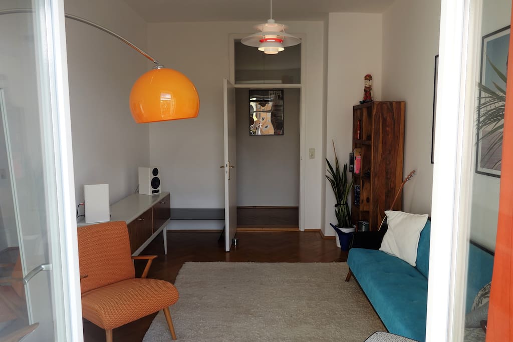 Wohnzimmer mit Balkon/Living room with balcony