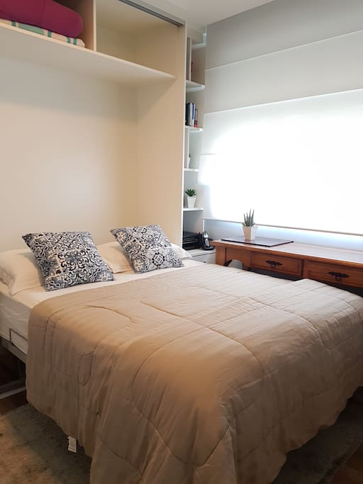 Confortável cama de casal