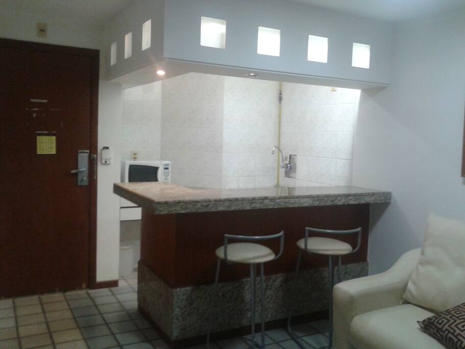 Entrada. Cozinha e balcão de refeições