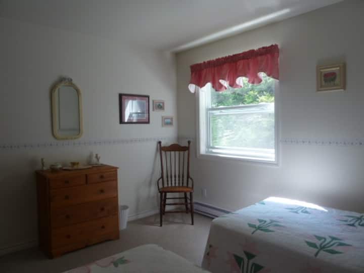 Habitación con dos camas individuales en el primer piso