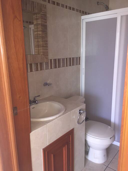 Así se ve el baño de todas las habitaciones.