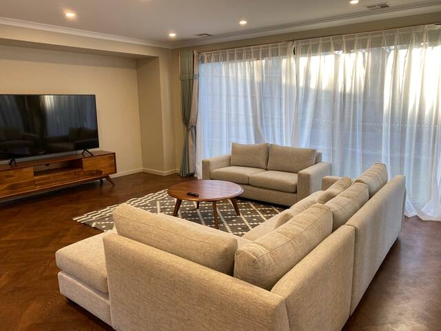 Luxury Retreat in Glen Waverley, Good Location… gallery image 3