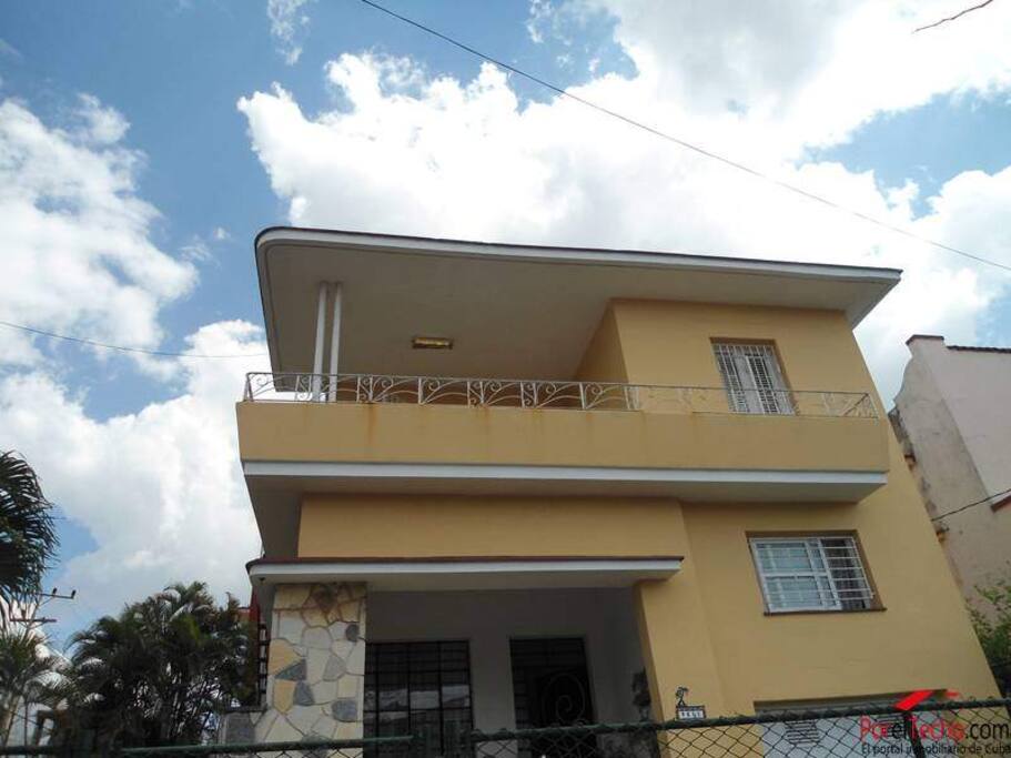 Se renta un apartamento independiente con dos cuartos, confortable, ventilado, con un jardín perfectamente equipado para recibir visitas y pasar un rato agradable, garantizando que usted se sienta cómodo y a gusto.