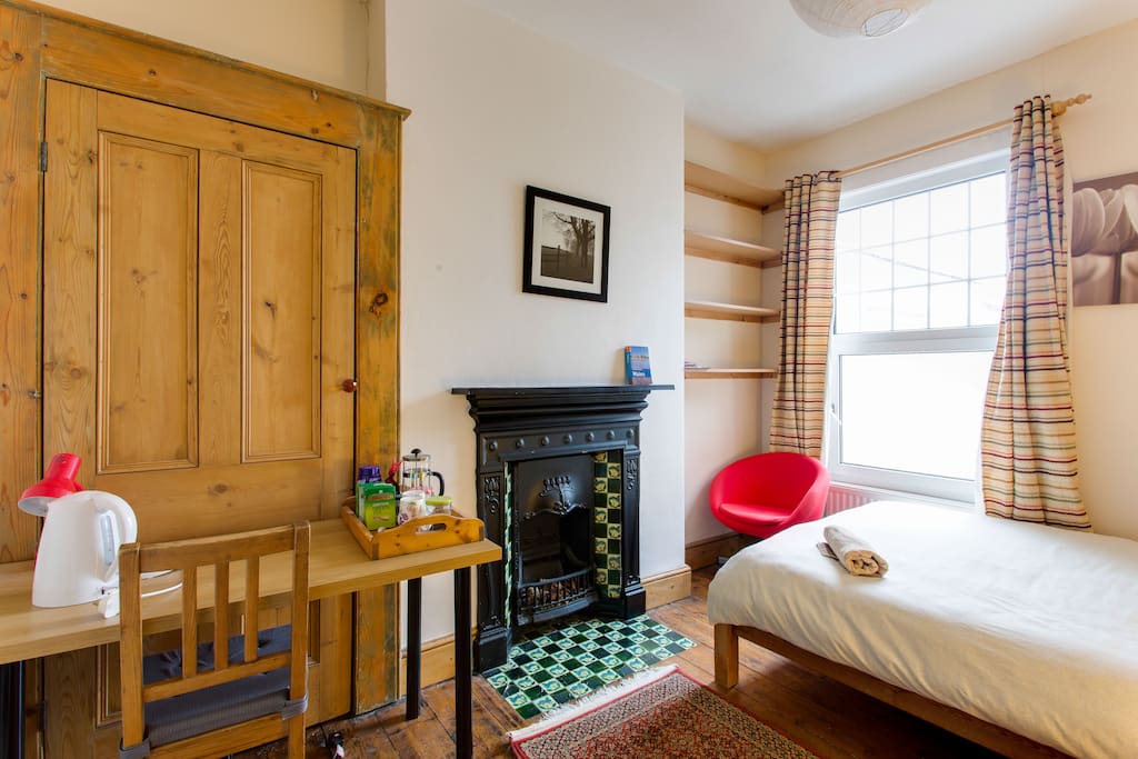 A lovely room, in a lovely house, all tied together with a fantastic host! Would certainly recommend! Callum Sept 2017