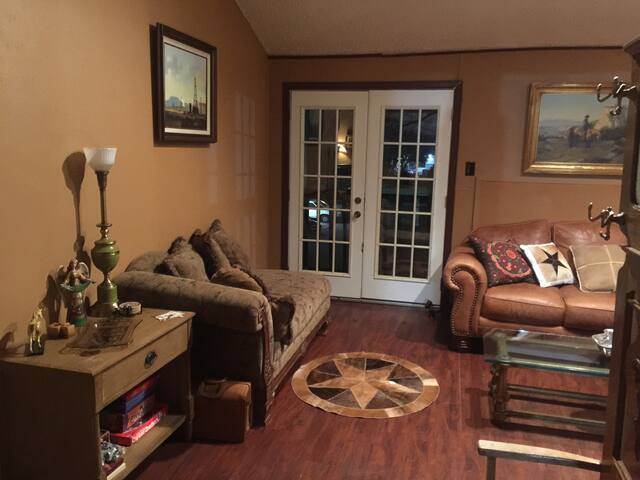 Texas Sized Condo in Mid-Town Dallas gallery image 5